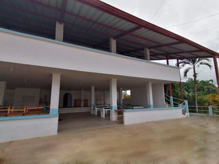 SE VENDE BONITA QUINTA JUNTO A LA PARROQUIA EL ESFUERZO