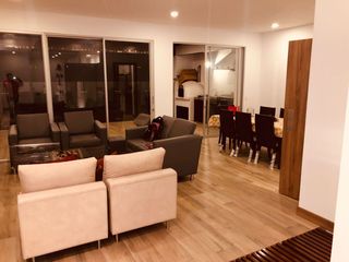 Hermosa casa moderna en una sola planta, en arriendo, con jardín grande.