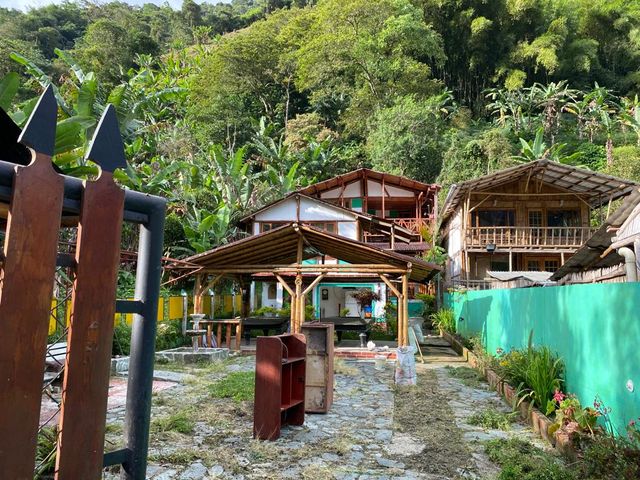 Cabaña de dos niveles, ubicada en el sector de tres esquinas, vía cañón del combeima,Ibagué
