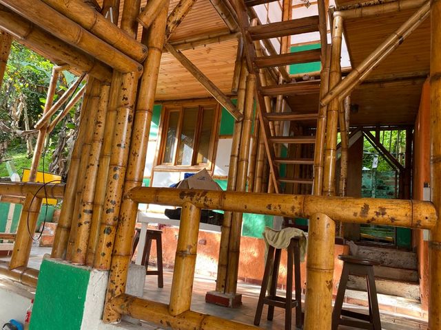 Cabaña de dos niveles, ubicada en el sector de tres esquinas, vía cañón del combeima,Ibagué