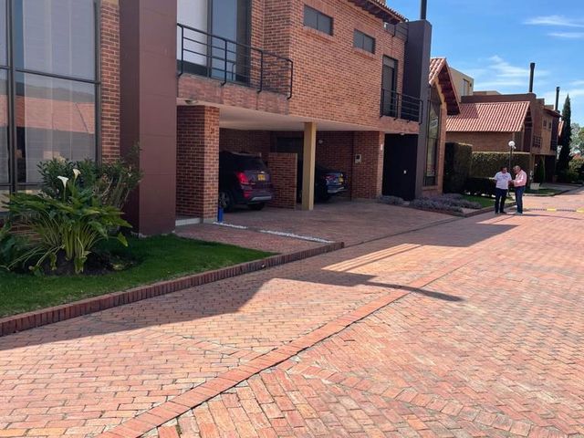 VENDO CASA EXCELENTE ÁREA A MUY BAJO PRECIO EN CHIA, CUNDINAMARCA. $1.050.000.000
