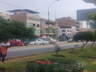 Local Comercial, ideal para financieras, entidades públicas, bancos, policlínicos, etc. AT. 200, AC. 460 m2, tres niveles