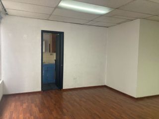 RENTA OFICINA 32 m2. AV. AMAZONAS Y FCO DE ORELLANA .