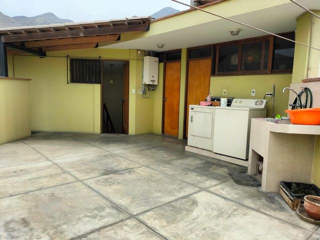 Hermosa casa en venta en Las Lomas de La Molina Vieja.!!