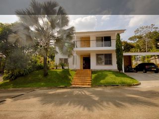 Hermosa casa campestre con piscina propia.