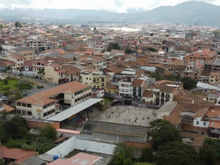 PROPIEDAD CENTRO HISTORICO DE CUENCA, CON FACTIBILIDAD DE CONSTRUCCIÓN.