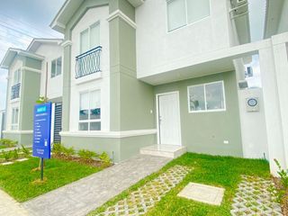 Foto 1 de Venta de Casa Marbella en Manantial de Casalaguna Vial 1- Av. Leon F. Cordero cerca del Riocentro Dorado, La Aurora, Daule