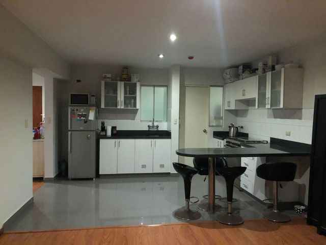 SE VENDE LINDO FLAT EN EL BARRIO MÉDICO CON VISTA PANORÁMICA (LÍMITE DE MIRAFLORES Y SURQUILLO)