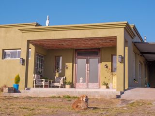 Foto 2 de Venta de Casa Moderna Barrio Aires de Manantial - El Suyuque - S. L