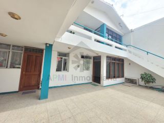 VENTA DE CASA AMPLIA FRENTE A PARQUE EN URBANIZACIÓN BANCARIOS DE CHICLAYO