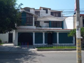 VENTA DE CASA AMPLIA FRENTE A PARQUE EN URBANIZACIÓN BANCARIOS DE CHICLAYO