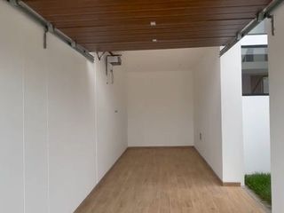Foto 2 de VENTA DE CASA EN ESTRENO DE TRES PISOS EN LA ENTRADA DE LA URB. MONTEBELLO