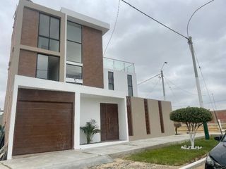 Foto 1 de VENTA DE CASA EN ESTRENO DE TRES PISOS EN LA ENTRADA DE LA URB. MONTEBELLO
