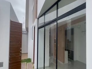 Foto 8 de VENTA DE CASA EN ESTRENO DE TRES PISOS EN LA ENTRADA DE LA URB. MONTEBELLO