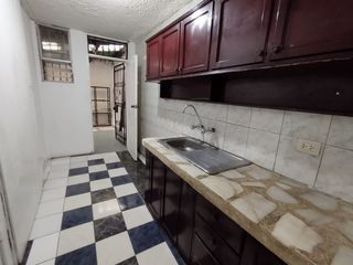Foto 13 de VENDO  EDIFICIO RENTERO DE 4 PISOS , EMILIO ZOLA  CERCA DE LA AV. SHYRIS Y TOMAS DE BERLANGA