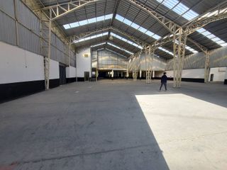 Propiedad comercial de alquiler Bodegas oficinas y amplio espacio de parqueo Sector Av. Loja Y don Bosco
