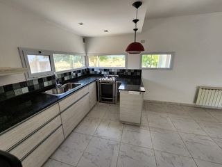 Foto 2 de VENTA nueva tasacion Casa en barrio Solanas 3 dormitorios 2 baños y construccion en el fondo