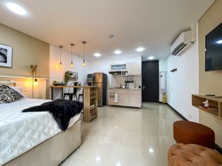 Lujoso Aparta-estudio en el Poblado con servicios públicos y administración incluidos. 1 cama King, cocina equipada, aire acondicionado y estudio