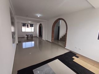 Amplia Casa en OBRA GRIS, de 160 m2, en Venta en San Antonio, Rumicucho