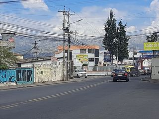 CASA EN VENTA CON LOCALES COMERCIALES SECTOR VALLE DE LOS CHILLOS
