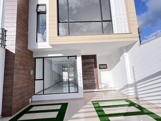 Foto 2 de En venta casa cuatro habitaciones en el electricista alto cerca de la Universidad Nacional de Loja al sur de la ciudad