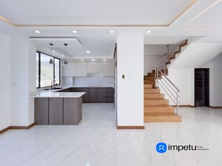 Foto 3 de En venta casa cuatro habitaciones en el electricista alto cerca de la Universidad Nacional de Loja al sur de la ciudad