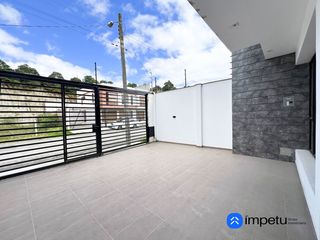 Foto 3 de En venta casa cuatro habitaciones en el electricista alto cerca de la Universidad Nacional de Loja al sur de la ciudad