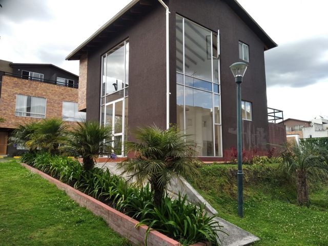VENDE CASA ALTOS DE LA MOYA 3 CONOCOTO