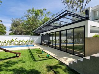 Bella casa minimalista en Pacho Salas.  Area social a doble altura , doble filtro de seguridad.