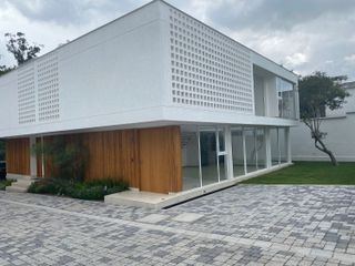 Bella casa minimalista en Pacho Salas.  Area social a doble altura , doble filtro de seguridad.