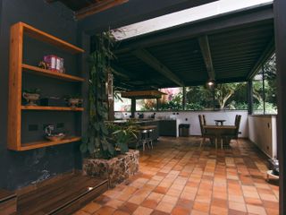 Casa En Venta En Las Palmas Con 6 Parqueaderos
