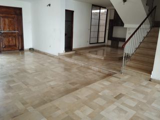 Foto 2 de Se Alquila Casa con Piscina y Amplio Parqueo