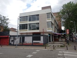 RENTA EDIFICIO COMERCIAL 226 m2, 7 oficinas, 3 Parqueaderos, terraza, 5 baños J.Pinto y Juan León Mera