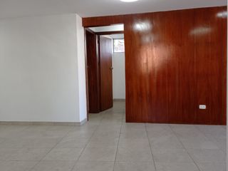 RENTA EDIFICIO COMERCIAL 226 m2, 7 oficinas, 3 Parqueaderos, terraza, 5 baños J.Pinto y Juan León Mera