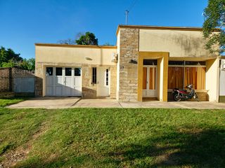 Foto 1 de En venta: Casa + local a 50 mts. escuela en Romang