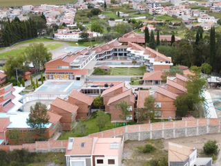 SE VEDEN CASA RENTERA FRENTE A SALON DE EVENTOS RANCHO GRANDE, RICAURTE, CUENCA, ECUADOR