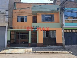 Vendo Amplia Y Bonita Casa En San Juan De Lurigancho, Cerca Al Metro Santa Rosa