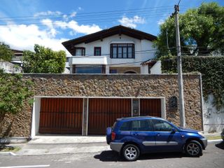 Vendo casa en Miravalle 2, dentro de urbanización privada, seguridad 24/7