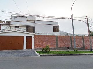 Casa de 2 pisos + Azotea,  2 Cocheras y 1 Depósito, en Rinconada del Lago 2da Etapa.