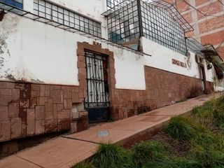SE VENDE CASA COMO TERRENO DE 272m2 FRENTE AL PARQUE 2 DE URB. LARAPA