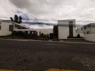Vendo casa con balcón, sector Calderon, San Camilo