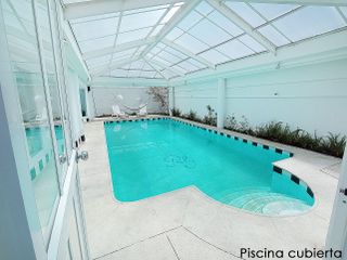 Casa de venta Mitad del Mundo, independiente con piscina 600m2 de construcción