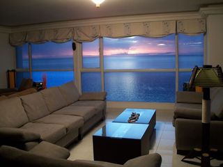 Disfruta de una exclusiva vista panoramica al mar. 2 Habitaciones 3 baños, Salida directa a la playa.