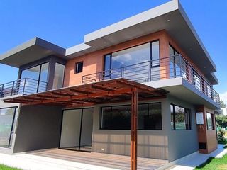 Casa de venta en Puembo, MASTER en PB . 4 dormitorios