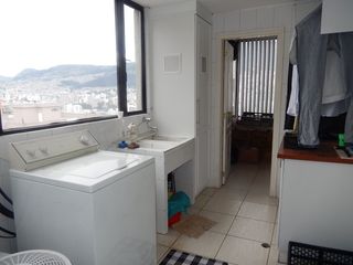 Vendo departamento de 4 dormitorios en la Avenida La Coruña, a 1 cuadra de la González Suárez