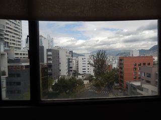 Vendo departamento de 4 dormitorios en la Avenida La Coruña, a 1 cuadra de la González Suárez