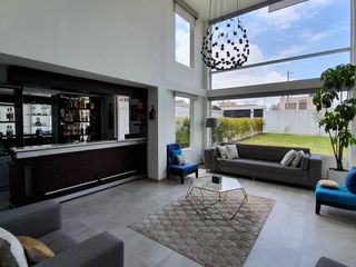 VENDO CASA AMPLIA ELEGANTE. Calderon. 1010 m2 terreno, 750 m2 construccion