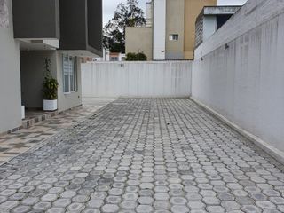 VENDO CASA AMPLIA ELEGANTE. Calderon. 1010 m2 terreno, 750 m2 construccion