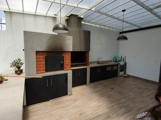 VENDO CASA AMPLIA ELEGANTE. Calderon. 1010 m2 terreno, 750 m2 construccion