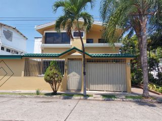 Norte de Guayaquil, Venta de Linda Casa familiar de 3 dormitorios sin Muebles y terreno